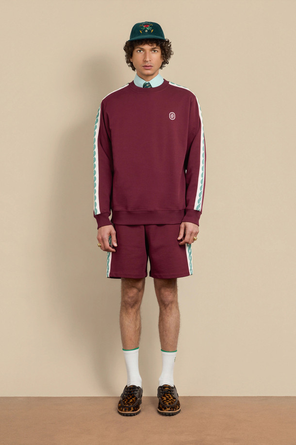 La Casquette Velours Drole Rose (라 카스케트 벨루어 드롤 로즈) 베이스볼 캡은 부드러운 면 소재로 제작되어 편안한 착용감을 선사합니다. 다크 그린 컬러에 자수 디테일이 더해져 캐주얼하면서도 미니멀한 스타일을 연출하며, 챙 넓이는 21cm입니다. 6패널 디자인과 플랫 바이저, 조절 가능한 스트랩, 'Tresse' 메탈 버클이 특징으로, 동네 마실룩, 산책룩, 여행룩에 활용하기 좋습니다. 클래식한 디자인으로 다양한 스타일에 매치하기 용이합니다.
