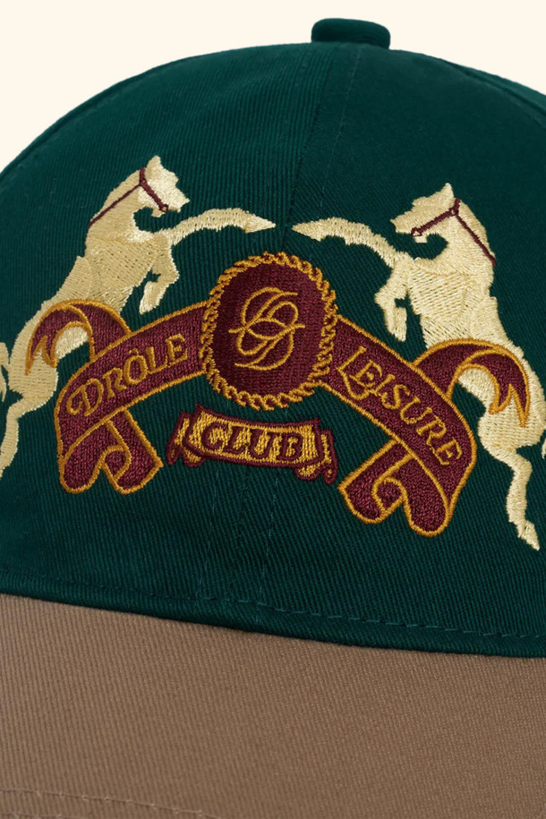 라 카스케트 엠블렘 말(라 카스케트 엠블렘 슈보)는 캐주얼, 미니멀, 클래식 스타일을 아우르는 볼캡입니다. 면 소재에 그린, 브라운 컬러로 제공되며, 일상 용도로 활용하기 좋습니다. 6패널 구조로 제작되었으며, 대비되는 컬러의 바이저와 엠블럼 자수, "우스운" 로고 금속 버클이 디자인의 특징입니다. 뒷 스트랩으로 사이즈 조절이 용이하여 편안하게 착용할 수 있으며, 동네 마실룩, 산책룩, 여행룩 등 다양한 TPO에 매치하기 좋습니다.