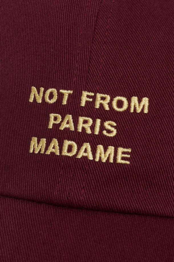 라 카스켓 슬로건 볼캡입니다. 버건디 컬러의 면 소재로 제작되었으며, 봄, 여름, 가을 시즌에 착용하기 좋습니다. 6패널 디자인에 'NFPM' 슬로건 자수와 우스꽝스러운 로고 금속 버클 디테일이 돋보입니다. 스트릿, 캐주얼 스타일을 연출하기 좋으며, 사이즈 조절 가능한 스트랩으로 편안하게 착용할 수 있습니다.