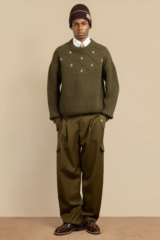 Le Bonnet Laine (르 보넷 랑)은 부드러운 메리노 울 소재로 제작된 공용 비니입니다. 가을, 겨울 시즌에 착용하기 좋으며, 레귤러 핏으로 편안한 착용감을 선사합니다. 브라운 컬러 바탕에 스트라이프 패턴이 은은하게 들어가 있으며, 배색 트림과 라벨 디테일로 포인트를 더했습니다. 미니멀, 클래식, 캐주얼 스타일 모두 소화 가능하며, 겨울 데일리룩, 산책룩, 동네 마실룩에 잘 어울립니다.
