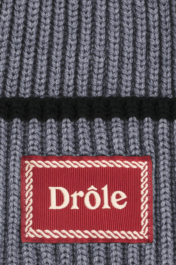 Le Bonnet Laine(르 보넷 론느)는 메리노 울 소재로 제작되어 부드러운 촉감을 자랑하는 비니입니다. 가을, 겨울 시즌에 착용하기 좋으며, 그레이 컬러와 스트라이프 패턴이 특징입니다. 레귤러 모자 깊이와 라벨 디자인 장식, 트림 부분 배색으로 포인트를 더했습니다. 미니멀, 클래식, 캐주얼 스타일을 즐겨 입는 분들께 겨울 데일리룩, 산책룩, 동네 마실룩에 매치하기 좋은 아이템입니다.
