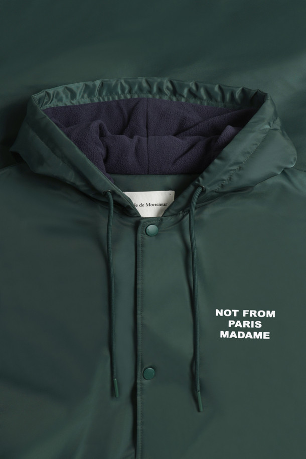 La Parka (라 파르카) 슬로건 파카는 캐주얼, 스트리트, 고프코어 스타일을 아우르는 남녀 공용 아우터입니다. 가을, 겨울 시즌에 적합하며, 롱 기장의 그린 컬러 후드 파카로 일상, 여행, 캠핑 등 다양한 TPO에 활용할 수 있습니다. 테크니컬 원단과 두꺼운 두께감으로 보온성을 높였으며, 플리스 안감과 생활 방수 기능이 더해져 실용적입니다. 전면 스냅 클로저, 로고 각인 스냅 버튼, 패치 포켓 2개 등의 디테일이 돋보이며, 레귤러핏 디자인으로 편안한 착용감을 제공합니다.
