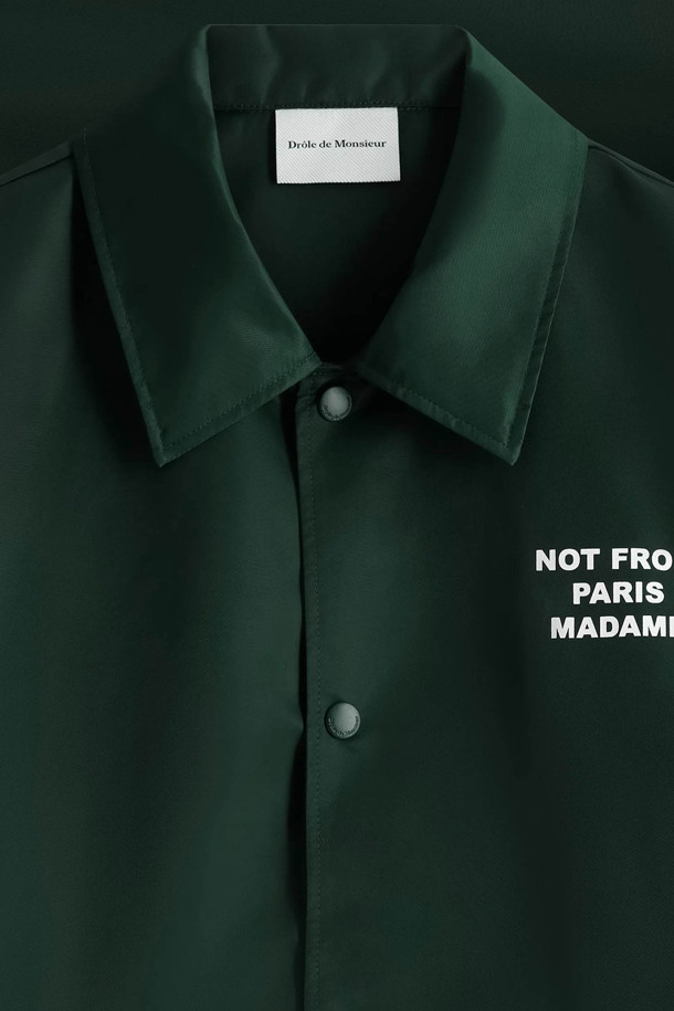 La Veste Slogan(라 베스트 슬로건) 코치 재킷은 남녀 모두 착용 가능한 클래식하고 캐주얼한 스타일의 아우터입니다. 봄, 가을에 적합하며, 얇은 두께의 나일론 소재로 제작되어 가볍고 편안한 착용감을 제공합니다. 그린 컬러 바탕에 로고와 슬로건 프린트가 돋보이며, 레귤러 핏과 스냅 여밈 방식, 긴 소매 기장으로 디자인되었습니다. 일상, 여행, 산책 등 다양한 TPO에 활용 가능하며, 방수 기능이 있어 실용성을 더합니다. 웰트 포켓 디테일이 특징입니다.
