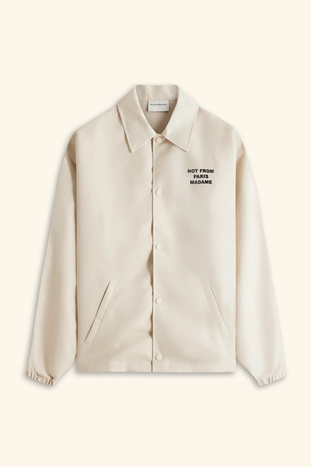 La Veste Slogan(라 베스트 슬로건)은 봄, 가을에 어울리는 공용 코치 재킷입니다. 클래식과 캐주얼 스타일을 아우르며, 미니멀한 룩을 연출하기 좋습니다. 방수 기능이 있는 얇은 두께의 나일론 소재로 제작되었으며, 레귤러 핏으로 편안하게 착용할 수 있습니다. 화이트, 아이보리 두 가지 색상으로 출시되었으며, 슬로건 프린트와 로고 각인 스냅 버튼이 특징입니다. 일상복은 물론 봄 소풍룩, 캠핑룩 등 다양한 TPO에 활용 가능합니다.
