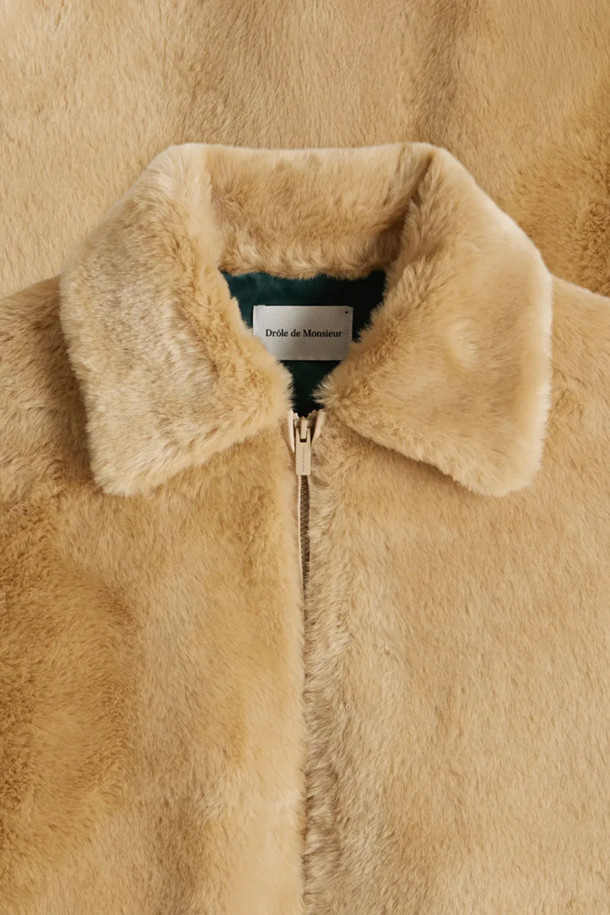 La Fausse Fourrure(라 포스 퍼) 슬로건 자켓은 여성들을 위한 캐주얼, 스트릿 스타일의 페이크 퍼 자켓입니다. 가을, 겨울 시즌에 어울리는 두꺼운 두께감과 부드러운 촉감이 특징이며, 베이지 컬러의 무지 디자인으로 어떤 룩에도 쉽게 매치할 수 있습니다. 크롭 기장에 지퍼 여밈 방식으로 디자인되었으며, 루즈핏으로 편안한 착용감을 선사합니다. 밴딩 밑단, 사이드 포켓, 뒷면 자카드 슬로건, 브랜디드 지퍼 디테일이 돋보이며, 모임룩 및 연말 모임룩에 활용하기 좋습니다.
