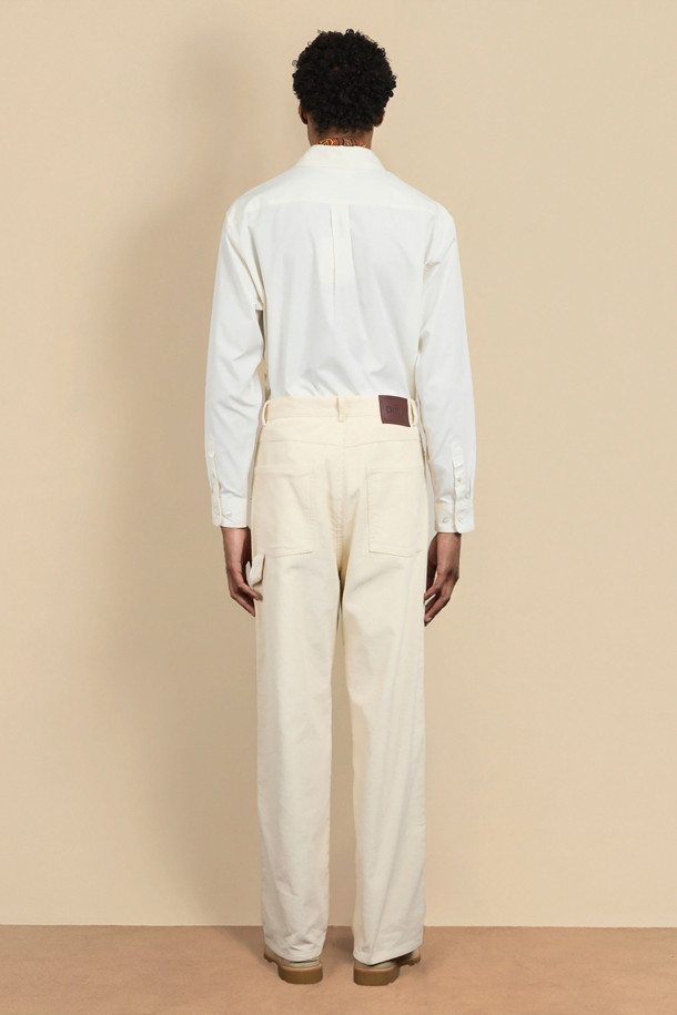 Le Pantalon Baggy Velours (르 팡따롱 배기 벨루어)는 스트릿 무드를 연출하는 코듀로이 배기핏 팬츠입니다. 크림 컬러의 무지 디자인으로, 5포켓과 카펜터 디테일, 레이스 트레스 인서트, 앞 포켓 각인 리벳으로 포인트를 더했습니다. 오버핏으로 편안한 착용감을 선사하며, 앞면에는 각인 데님 버튼 여밈, 뒷면에는 가죽 패치가 돋보입니다. 코듀로이와 코튼 소재로 제작되어 워크웨어와 캐주얼 스타일에도 활용하기 좋습니다.
