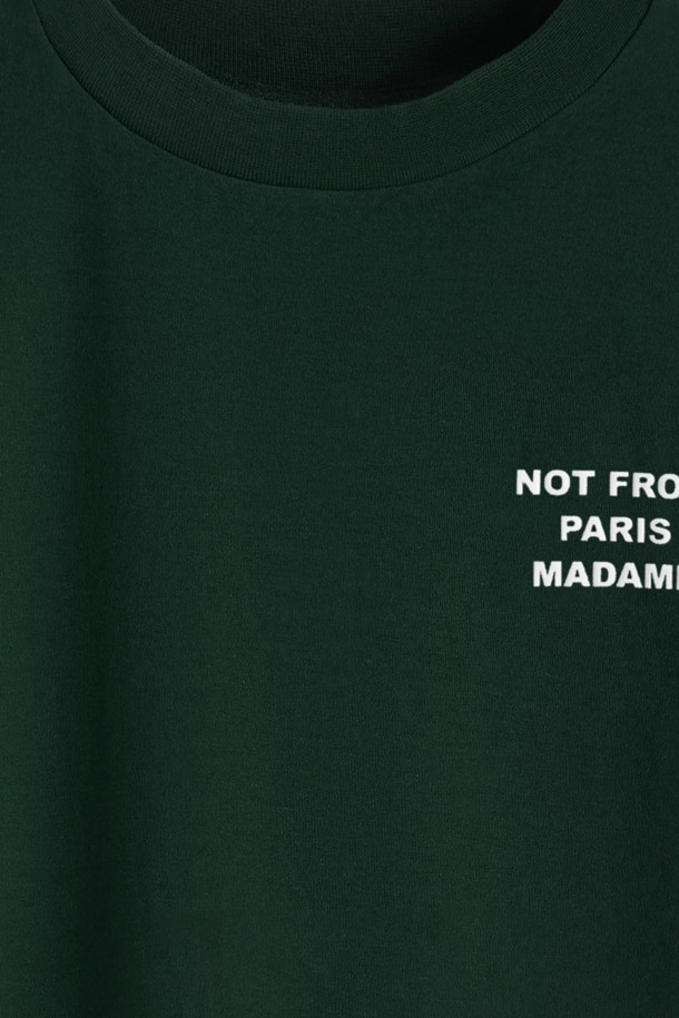 Le 티셔츠 슬로건은 남녀 모두 착용 가능한 캐주얼 스타일의 면 티셔츠입니다. 240GSM의 두꺼운 인터록 원단을 사용하여 봄, 여름에 편안하게 착용할 수 있으며, 레귤러 핏과 라운드넥 디자인으로 제작되었습니다. 그린 컬러 바탕에 앞뒤 슬로건 프린팅으로 포인트를 더했으며, 반소매와 리브드 넥라인으로 깔끔한 마무리를 선사합니다. 베이직하면서도 미니멀한 스타일로 일상에서 폭넓게 활용하기 좋습니다.
