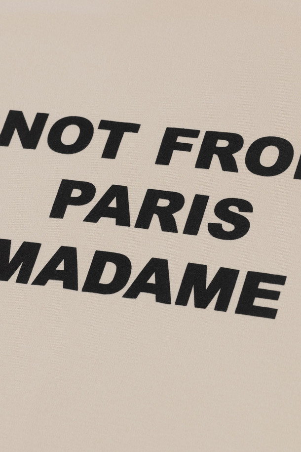 "Le 티셔츠 슬로건"은 미니멀하고 베이직한 스타일을 추구하는 분들을 위한 반소매 티셔츠입니다. 부드러운 촉감의 면 소재에 얇은 두께감으로 봄, 여름철 산뜻하게 착용하기 좋습니다. 라운드넥 디자인과 레귤러핏으로 편안한 착용감을 선사하며, 슬로건 프린트가 포인트로 더해져 캐주얼하면서도 클래식한 무드를 연출합니다. 아이보리, 화이트 두 가지 색상으로 제공되며, 산책룩이나 봄 소풍룩에 매치하기 좋습니다. 240GSM 인터록 원단을 사용하여 내구성을 높였으며, 리브드 넥라인으로 깔끔한 마무리를 더했습니다.
