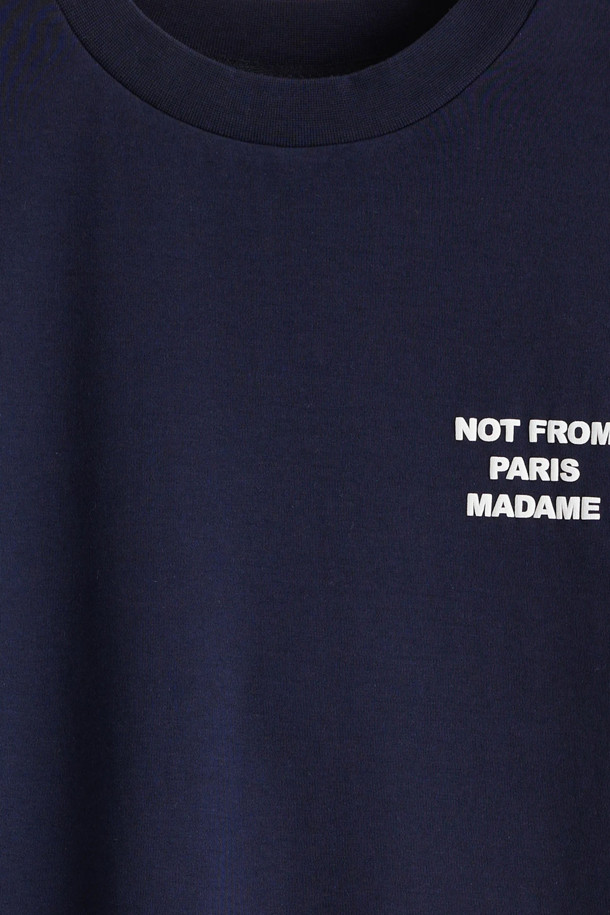 네이비 컬러의 Le T-Shirt Slogan 티셔츠입니다. 남녀 공용으로, 봄, 여름에 캐주얼하고 베이직한 스타일을 연출하기 좋습니다. 레귤러 핏에 라운드넥 디자인으로 편안하게 착용할 수 있으며, 부드러운 촉감의 면 소재를 사용하여 뛰어난 착용감을 선사합니다. 인터록 원단을 사용하고, 앞뒤 슬로건 프린트와 리브드 넥라인으로 포인트를 더했습니다. 일상에서 미니멀하고 클래식한 무드를 즐겨보세요.
