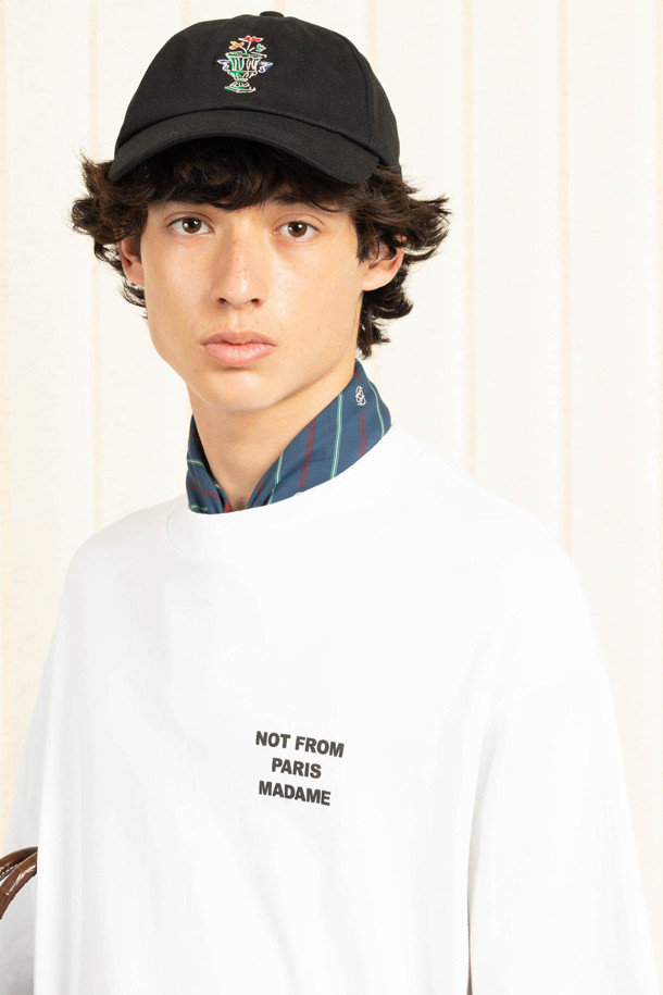 Le 티셔츠 슬로건은 베이직하고 캐주얼한 스타일의 공용 티셔츠입니다. 부드러운 면 소재로 제작되어 봄, 여름철 편안하게 착용하기 좋으며, 라운드넥과 반소매 기장으로 디자인되었습니다. 로고 또는 프린트 무늬가 특징이며, 슬로건 프린트로 포인트를 더했습니다. 레귤러 핏으로 제작되었으며, 인터록 원단과 리브드 넥라인으로 마감하여 높은 퀄리티를 자랑합니다. 산책룩, 집콕룩 등 다양한 TPO에 활용 가능합니다.
