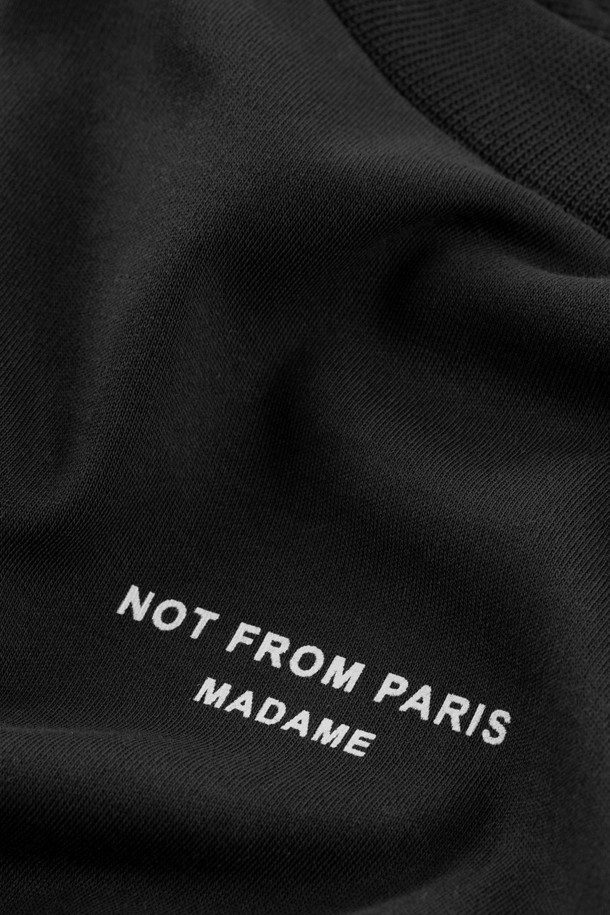 Le 티셔츠 Slogan Classique는 남녀 모두 착용 가능한 공용 티셔츠입니다. 클래식과 스트리트 스타일을 아우르는 디자인으로, 일상복으로 활용하기 좋습니다. 블랙 컬러에 앞뒤 슬로건 프린트가 돋보이며, 240GSM 인터록 원단을 사용하여 제작되었습니다. 레귤러핏 라운드넥 반소매 티셔츠로, 리브드 넥라인 마감으로 편안한 착용감을 선사합니다. 봄, 여름 시즌에 적합하며, 캐주얼한 스타일을 연출하기 좋습니다.
