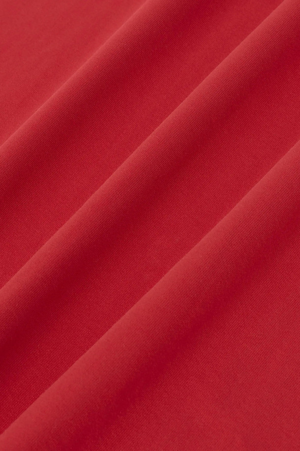 레 띠셔츠 레이스 온 아이스 티셔츠는 캐주얼, 스포티, 미니멀 스타일을 즐기는 분들을 위한 상의입니다. 봄, 여름 시즌에 적합하며, 일상복뿐만 아니라 동네 마실룩, 여행룩, 봄 소풍룩으로도 활용하기 좋습니다. 핏은 강조되지 않았으며, 라운드넥 디자인에, 헤비 저지 원단(255 GSM)의 면 소재로 제작되어 편안한 착용감을 선사합니다. 크롭 기장의 레드 컬러 티셔츠로, 프린트 및 로고 패턴이 돋보이는 반소매 디자인입니다.
