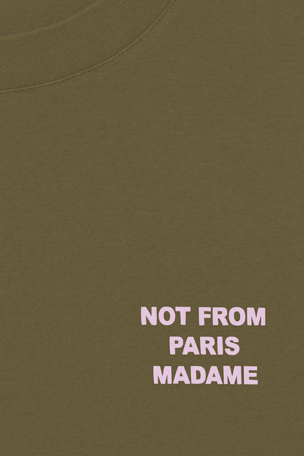 Le 티셔츠 슬로건은 캐주얼, 스트리트 스타일을 아우르는 크롭 기장의 반소매 티셔츠입니다. 봄, 여름 시즌에 적합하며, 카키와 올리브 두 가지 색상으로 만나볼 수 있습니다. 100% 코튼 인터록 소재로 제작되어 편안한 착용감을 선사하며, 라운드넥과 앞, 뒷면에 슬로건 프린트가 특징입니다. 동네 마실룩이나 여행룩 등 다양한 TPO에 맞춰 미니멀하게 연출할 수 있습니다. 골지 네크라인으로 마감하여 디자인의 완성도를 높였습니다.
