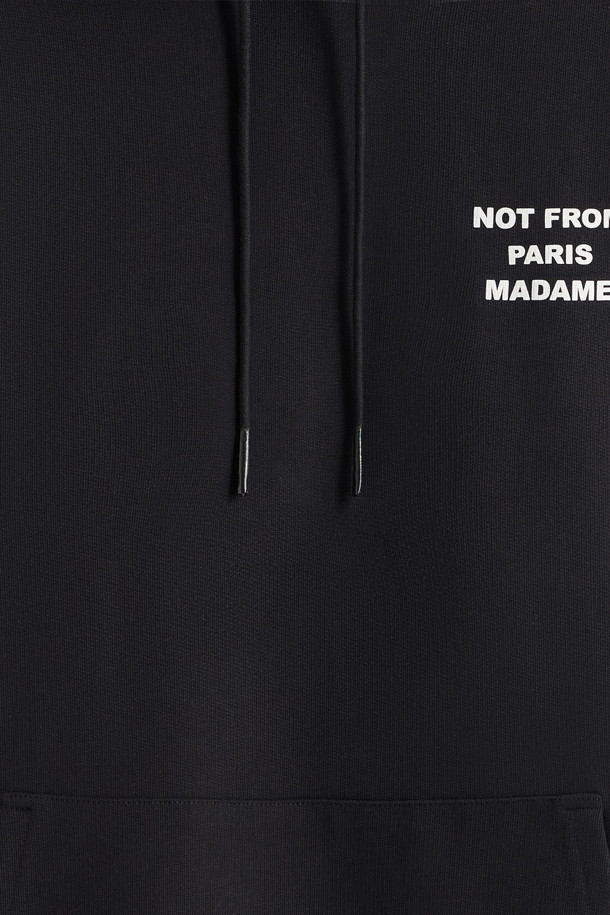 Le 후디 슬로건은 블랙 컬러의 공용 후디로, 스트릿 및 캐주얼 스타일을 즐기는 분들을 위한 아이템입니다. 봄, 가을, 겨울 세 계절 모두 착용 가능하며, 캠핑룩과 집콕룩 연출에도 용이합니다. 두꺼운 두께감의 면 소재로 제작되어 부드러운 촉감을 선사하며, 릴랙스 핏으로 편안하게 착용할 수 있습니다. 앞면에는 슬로건 프린트, 뒷면에는 자수 디테일이 더해져 개성 있는 스타일을 완성하며, 리브드 밑단과 소맷단이 디자인의 완성도를 높입니다. 긴 소매 기장의 크롭 기장으로 다양한 스타일 연출에 활용해보세요.
