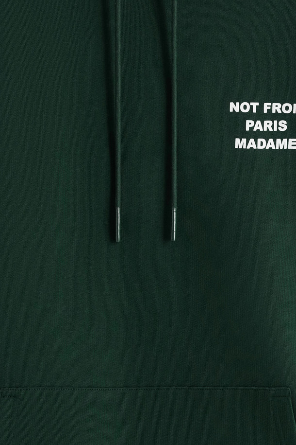 Le 후디 슬로건은 캐주얼 및 스트릿 스타일을 아우르는 오버핏 후디입니다. 가을, 겨울 시즌에 적합하며, 일상룩, 집콕룩, 산책룩 등 다양한 TPO에 활용할 수 있습니다. 그린 컬러에 앞면 슬로건 프린트와 뒷면 자수 디테일이 돋보입니다. 430GSM 프렌치 테리 소재로 제작되어 포근하며, 리브드 밑단 및 소맷단 마감으로 편안한 착용감을 선사합니다. 면 소재로 제작되어 부드러운 촉감을 느낄 수 있습니다.
