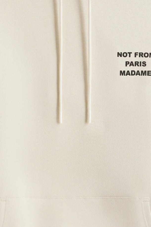 Le 후디 슬로건은 남녀노소 누구나 편안하게 즐길 수 있는 공용 후디입니다. 아이보리와 화이트 두 가지 색상으로 출시되었으며, 봄, 가을, 겨울 세 계절 모두 착용 가능합니다. 릴랙스 핏에 두꺼운 면 소재로 제작되어 부드러운 촉감을 선사하며, 프렌치 테리 소재와 430GSM 중량으로 보온성을 높였습니다. 앞면 슬로건 프린트와 뒷면 자수 디테일이 돋보이며, 리브드 밑단과 소맷단이 디자인의 완성도를 높입니다. 캠핑룩, 집콕룩, 캐주얼, 스트리트, 미니멀 스타일 등 다양한 TPO와 스타일에 활용하기 좋습니다.
