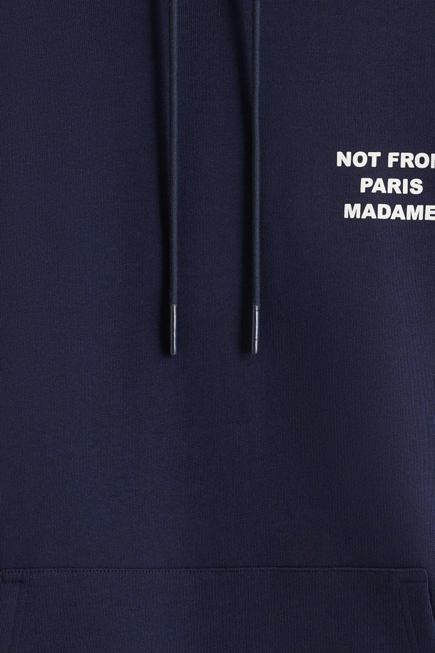 **르 후디 슬로건**은 부드러운 면 소재로 제작되어 편안한 착용감을 선사하는 후디입니다. 릴랙스 핏과 430GSM의 두꺼운 두께감으로 가을, 겨울철 따뜻하게 입을 수 있습니다. 네이비 컬러에 앞면 슬로건 프린트와 뒷면 자수 디테일이 돋보이며, 스트릿 및 캐주얼 스타일을 연출하기 좋습니다. 리브드 밑단과 소맷단 마감으로 활동성을 높였으며, 캠핑룩과 집콕룩 어디에도 잘 어울립니다.
