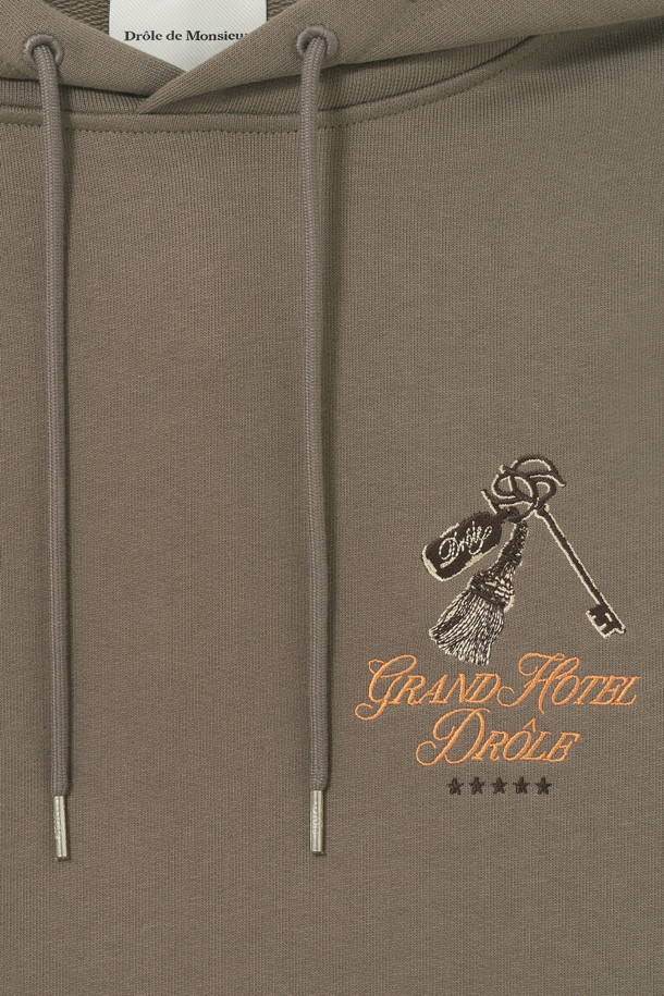 "Le 후디 그랑 호텔"은 가을과 겨울, 일상 속에서 캐주얼한 스타일을 연출하기에 완벽한 후드티입니다. 카키와 올리브 두 가지 컬러로 출시되었으며, 오버핏 크롭 기장으로 트렌디함을 더했습니다. 캥거루 포켓, 리브드 밑단과 소맷단, 왁스 팁 드로스트링 후드가 특징이며, 면(코튼) 소재로 제작되어 편안한 착용감을 선사합니다. 집콕룩, 가을 나들이룩, 겨울 데일리룩 등 다양한 TPO에 미니멀, 스트리트 스타일을 더하여 개성 있는 룩을 완성해보세요.
