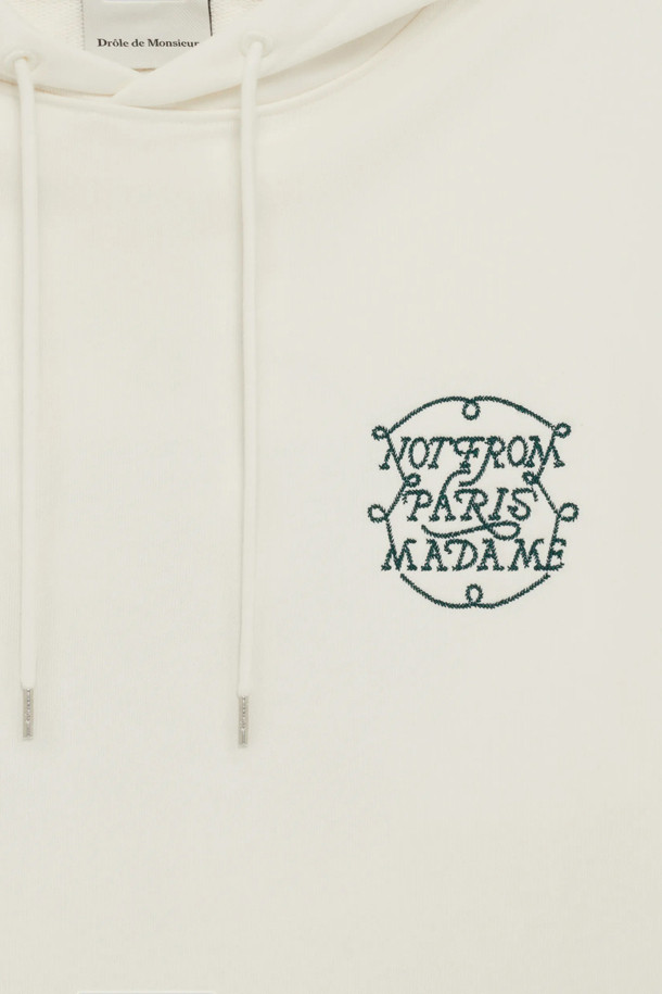 Le 후디 슬로건 트레스는 부드러운 면 소재로 제작되어 편안한 착용감을 선사합니다. 릴랙스 핏으로 제작되어 여유로운 실루엣을 연출하며, 프렌치 테리 원단과 두꺼운 두께로 보온성을 높였습니다. 왁스 팁 드로스트링 후드, 캥거루 포켓, 리브드 밑단 및 소맷단 디테일이 돋보입니다. 화이트 컬러에 자수 로고 패턴으로 스트릿, 캐주얼 스타일을 모두 소화 가능하며, 봄, 가을, 겨울 시즌에 활용하기 좋습니다. 집콕룩, 산책룩, 캠핑룩 등 다양한 TPO에 활용할 수 있는 데일리 후드티입니다.
