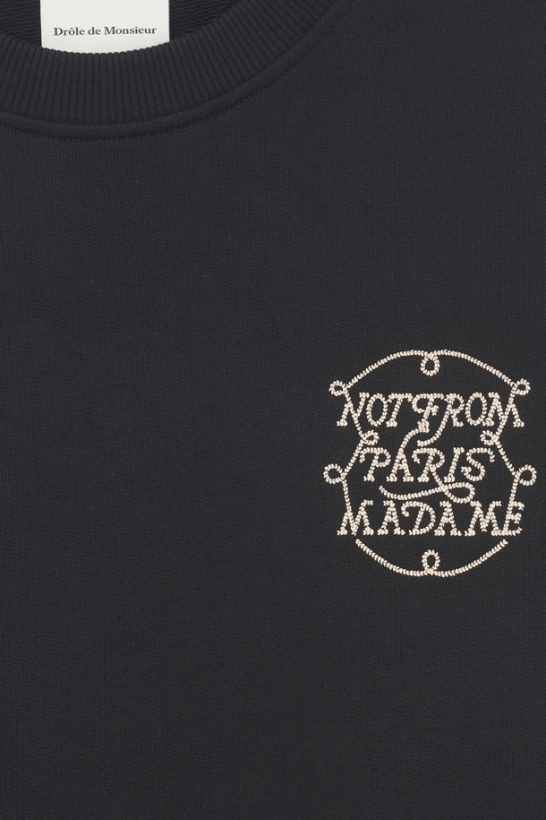 '르 스웻셔츠 슬로건 뜨헤스'는 부드러운 면 소재에 430GSM의 두꺼운 두께감으로 제작되어 포근함을 선사하는 스웻셔츠입니다. 블랙 컬러에 릴랙스 핏으로 편안한 착용감을 제공하며, 라운드넥과 긴 소매, 리브드 소맷단 및 밑단 마감으로 디자인되었습니다. 캐주얼, 스트리트, 미니멀 스타일을 모두 아우르며, 자수 로고 패턴이 돋보입니다. 집콕룩, 산책룩 등 다양한 TPO에 활용 가능하며, 봄, 가을, 겨울 계절에 적합합니다.
