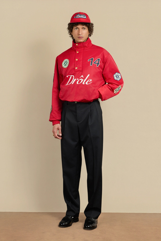 경주 재킷 (라 베스트 콩쿠르)는 일상과 여행, 산책 등 다양한 TPO에 활용하기 좋은 재킷입니다. 스포티하면서도 스트릿 무드를 연출하며, 전면에 '재미있는' 프린트와 레이싱 패치가 돋보이는 디자인입니다. 나일론 소재로 제작되어 봄, 가을에 착용하기 좋으며, 긴 소매와 레귤러핏으로 편안한 착용감을 선사합니다. 스탠드업 칼라와 히든 하프 지퍼, 4개의 음각 스냅 버튼, 밑단 및 소매 밴딩 처리로 디테일을 더했습니다. 레귤러 기장의 레드 컬러로, 개성 있는 스타일을 완성해보세요.