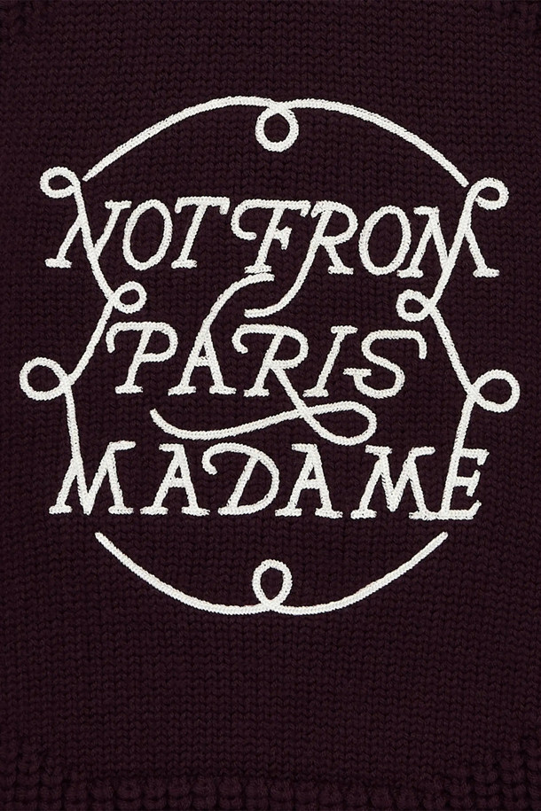 La Maille Slogan(라 마이으 슬로건)은 부드러운 촉감의 프리미엄 메리노 울 100%로 제작된 남성용 니트 스웨터입니다. 가을과 겨울에 어울리는 두꺼운 두께감과 루즈핏 디자인으로 편안한 착용감을 선사하며, 라운드넥과 긴소매 기장으로 베이직하면서도 캐주얼한 스타일을 연출합니다. 버건디 컬러에 청키 니트 소재를 사용하여 포근함을 더하고, 저지 요크 부분의 슬로건 자수와 소매 및 밑단 골지 마감으로 포인트를 주었습니다. 출근룩, 모임룩 등 다양한 TPO에 활용 가능하며, 캐주얼, 클래식, 미니멀 스타일을 즐겨 입는 남성분들께 추천합니다.
