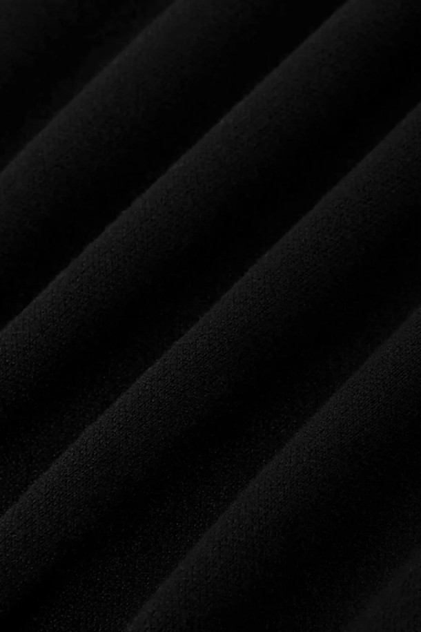 라 마이으 드롤 (라 마이으 드롤)은 미니멀하고 베이직한 스타일의 남성용 니트/스웨터입니다. 가을과 겨울에 착용하기 적합하며, 부드러운 촉감의 메리노 울 100% 소재로 제작되었습니다. 레귤러핏 라운드넥 디자인에, 넥라인, 밑단, 소매는 골지 마감 처리되었습니다. 가슴 부분에는 '우스운' 자수 디테일이 포인트로 들어가 있습니다. 출근룩, 비즈니스 캐주얼, 모임룩 등 다양한 시간과 장소와 상황에 활용할 수 있습니다.