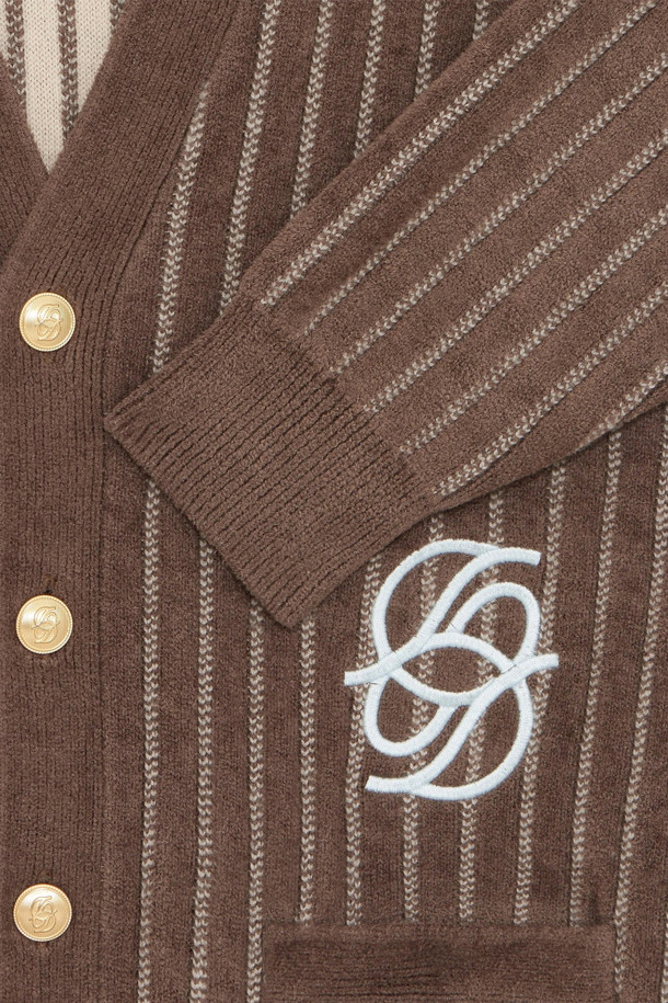 "르 카디건 모노그램"은 가을, 겨울 시즌에 어울리는 클래식 스타일의 상의입니다. 카키 색상의 레귤러 핏 브이넥 가디건으로, 비스코스, 나일론 혼방 소재로 제작되어 부드러운 촉감을 선사합니다. 낮은 암홀 라인과 대비 골지 트림, 5개의 전면 미러 'D' 버튼, 배색 미러 'D' 자수 디테일이 특징입니다. 데이트룩, 모임룩, 미니멀, 시크 스타일을 연출하기에 좋습니다. 긴 소매 기장으로 따뜻함을 더했습니다.
