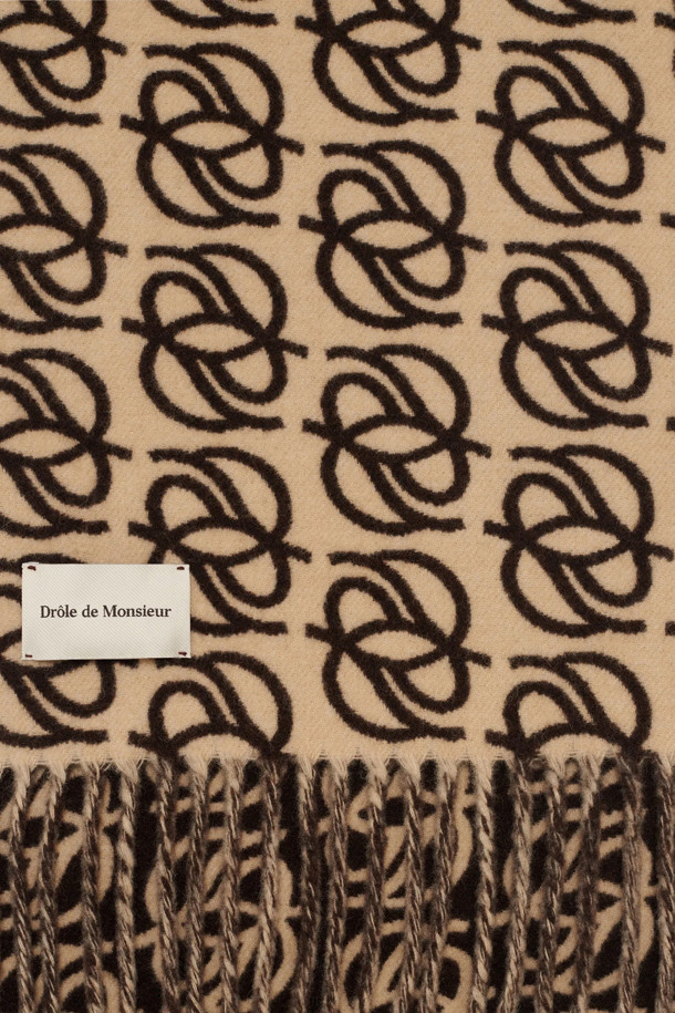 L'Echarpe Monogramme(르 샤르프 모노그램)은 D 미러 모노그램 자카드 패턴과 프린지(술) 디테일이 돋보이는 스카프입니다. 다크 브라운 컬러에 울 100% 소재로 제작되어 가을, 겨울철 따뜻하게 착용하기 좋습니다. 190cm x 35cm의 넉넉한 사이즈로, 다양한 스타일 연출이 가능합니다. 클래식, 미니멀, 시크한 스타일에 매치하여 겨울 데일리룩, 모임룩, 카페룩을 완성해보세요. 부드러운 촉감과 고급스러운 디자인으로 소장 가치를 높였습니다.
