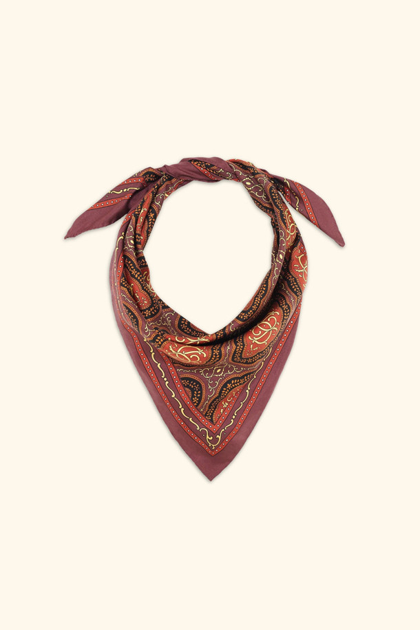 "르 푸아르 메다용"은 실크 소재로 제작된 여성 및 남성용 스카프/반다나입니다. 60cm x 60cm 크기로, 클래식하고 우아한 스타일을 연출하며, 버건디 컬러에 메다용 패턴이 특징입니다. 100% 실크 소재로 부드러운 촉감과 고급스러운 광택을 선사하며, 반다나 스타일로 다양한 연출이 가능합니다. 모임룩, 데이트룩, 출근룩 등 TPO에 구애받지 않고 클래식, 미니멀, 시크한 스타일을 완성할 수 있습니다.