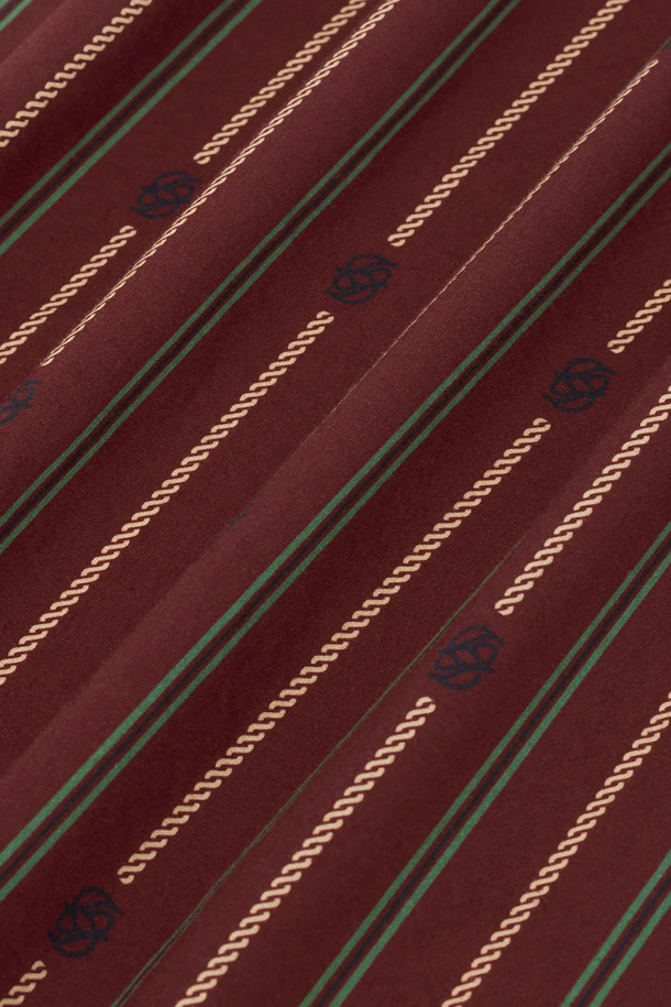 Le 폴라 Rayure Monogramme(르 폴라 레이어 몽노그램)은 면 소재로 제작된 공용 스카프입니다. 버건디와 네이비 두 가지 색상으로 제공되며, 60cm x 60cm 크기의 정사각형 형태로 제작되었습니다. 스트라이프와 모노그램 패턴이 조화롭게 디자인되어 클래식, 캐주얼, 미니멀 스타일을 연출하기 좋습니다. 봄, 여름, 가을 계절에 여행룩, 휴가룩, 봄 소풍룩 등 다양한 TPO에 활용할 수 있습니다. 프린트 디자인으로 포인트를 더해 일상에서도 멋스럽게 연출할 수 있습니다.
