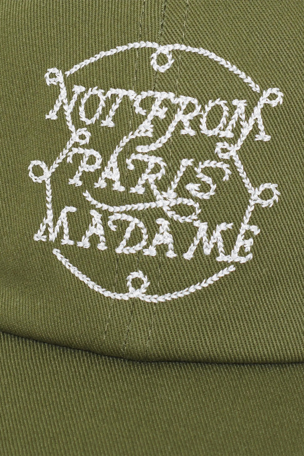 라 카스케트 슬로건 트레스는 캐주얼, 미니멀, 시티보이 스타일을 위한 캡모자입니다. 카키와 올리브 두 가지 색상으로 제공되며, 봄, 여름, 가을 계절에 착용하기 좋습니다. 면 소재로 제작되었으며 6패널 구조와 조절 가능한 뒷 스트랩으로 편안한 착용감을 선사합니다. 모자 전면에 '드롤' 자수 장식이, 버클에는 'D' 미러 각인으로 포인트를 더했습니다. 동네 마실룩, 산책룩에 잘 어울리는 데일리 아이템입니다.