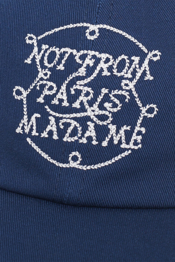 라 카스케트 슬로건 트헤스는 네이비 컬러의 면 소재 캡입니다. 앞면에는 "재미있는" 자수 장식이, 뒷면에는 사이즈 조절이 가능한 스트랩과 'D' 미러 각인 메탈 버클이 돋보입니다. 플랫 챙과 6패널 디자인으로 캐주얼, 미니멀, 클래식 스타일을 연출하기 좋습니다. 동네 마실룩, 산책룩, 여행룩 등 다양한 상황에 활용하여 멋스러운 스타일을 완성해보세요.