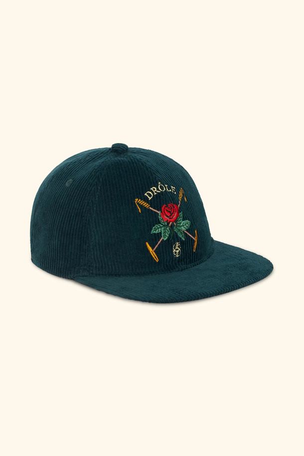 La Casquette Velours Drole Rose (라 카스케트 벨루어 드롤 로즈) 베이스볼 캡은 부드러운 면 소재로 제작되어 편안한 착용감을 선사합니다. 다크 그린 컬러에 자수 디테일이 더해져 캐주얼하면서도 미니멀한 스타일을 연출하며, 챙 넓이는 21cm입니다. 6패널 디자인과 플랫 바이저, 조절 가능한 스트랩, 'Tresse' 메탈 버클이 특징으로, 동네 마실룩, 산책룩, 여행룩에 활용하기 좋습니다. 클래식한 디자인으로 다양한 스타일에 매치하기 용이합니다.
