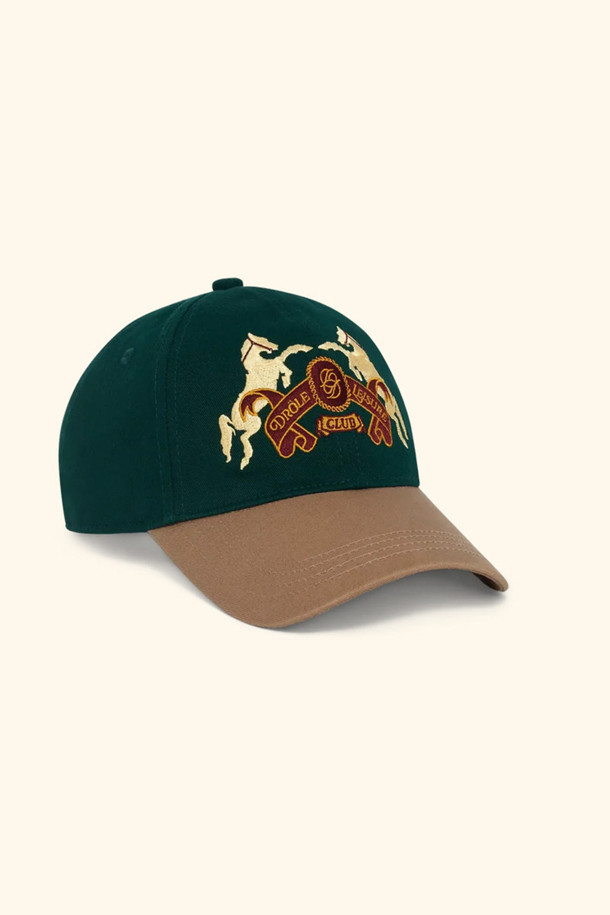 라 카스케트 엠블렘 말(라 카스케트 엠블렘 슈보)는 캐주얼, 미니멀, 클래식 스타일을 아우르는 볼캡입니다. 면 소재에 그린, 브라운 컬러로 제공되며, 일상 용도로 활용하기 좋습니다. 6패널 구조로 제작되었으며, 대비되는 컬러의 바이저와 엠블럼 자수, "우스운" 로고 금속 버클이 디자인의 특징입니다. 뒷 스트랩으로 사이즈 조절이 용이하여 편안하게 착용할 수 있으며, 동네 마실룩, 산책룩, 여행룩 등 다양한 TPO에 매치하기 좋습니다.