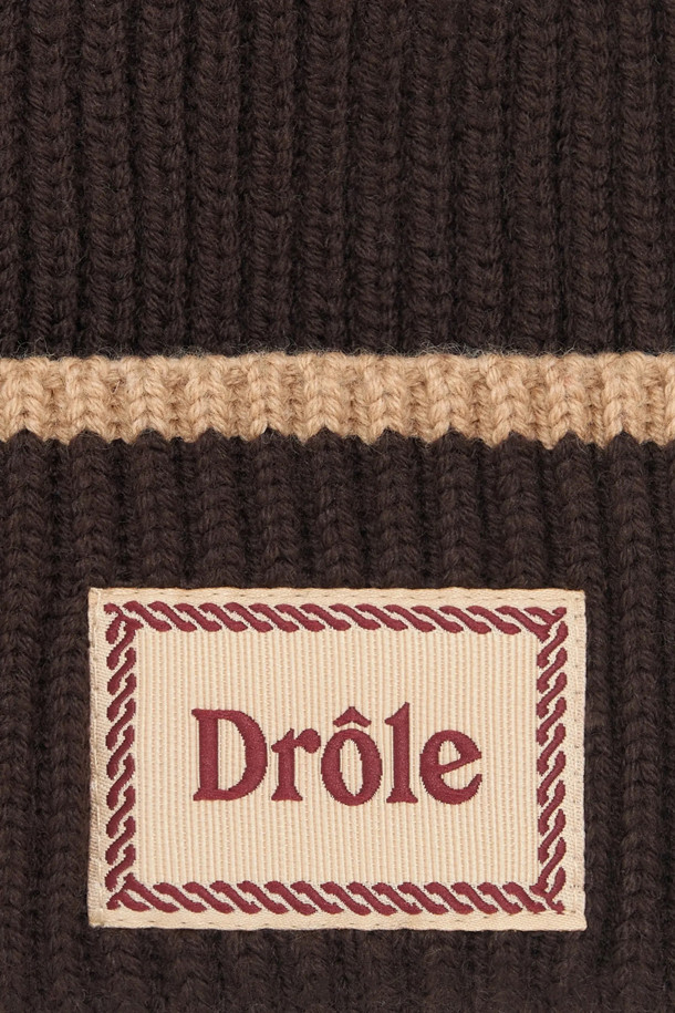 Le Bonnet Laine (르 보넷 랑)은 부드러운 메리노 울 소재로 제작된 공용 비니입니다. 가을, 겨울 시즌에 착용하기 좋으며, 레귤러 핏으로 편안한 착용감을 선사합니다. 브라운 컬러 바탕에 스트라이프 패턴이 은은하게 들어가 있으며, 배색 트림과 라벨 디테일로 포인트를 더했습니다. 미니멀, 클래식, 캐주얼 스타일 모두 소화 가능하며, 겨울 데일리룩, 산책룩, 동네 마실룩에 잘 어울립니다.
