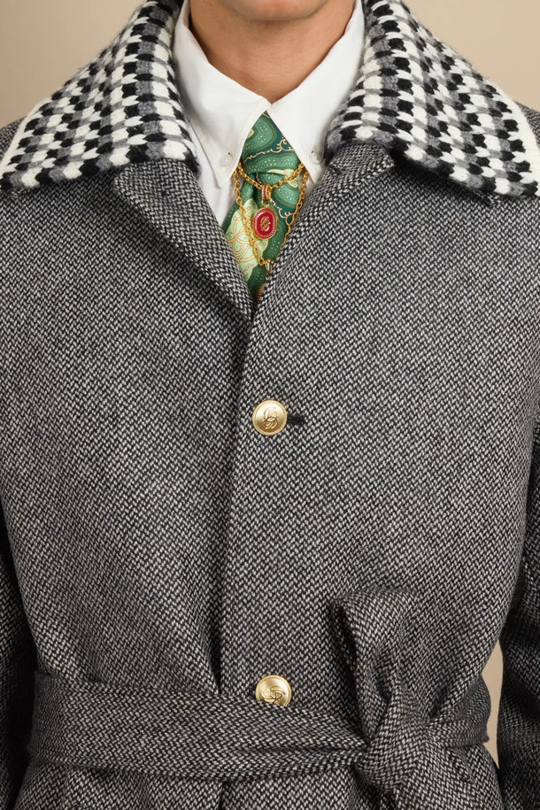 르 망토 트위드는 가을과 겨울, 당신의 우아함을 더해줄 여성용 트위드 코트입니다. 클래식하고 우아한 스타일을 연출하며, 그레이 컬러의 체크 패턴이 세련된 분위기를 자아냅니다. 울 소재로 제작되어 두께감이 있고, 탈부착 가능한 트라이컬러 울 칼라, 허리 벨트, 소매 조절 탭 등 디테일이 돋보입니다. 레귤러핏의 롱 기장 코트로, 오피스룩, 모임룩, 연말 모임룩에 시크하고 미니멀한 스타일을 더해보세요. 앞면 미러 'D' 버튼 5개, 레글런 포켓 2개, 뒷면 '드롤' 가죽 패치, 비스코스 안감으로 고급스러움을 더했습니다.