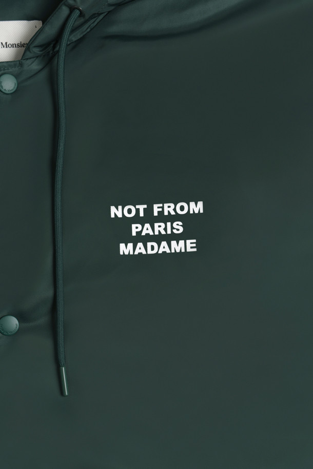 La Parka (라 파르카) 슬로건 파카는 캐주얼, 스트리트, 고프코어 스타일을 아우르는 남녀 공용 아우터입니다. 가을, 겨울 시즌에 적합하며, 롱 기장의 그린 컬러 후드 파카로 일상, 여행, 캠핑 등 다양한 TPO에 활용할 수 있습니다. 테크니컬 원단과 두꺼운 두께감으로 보온성을 높였으며, 플리스 안감과 생활 방수 기능이 더해져 실용적입니다. 전면 스냅 클로저, 로고 각인 스냅 버튼, 패치 포켓 2개 등의 디테일이 돋보이며, 레귤러핏 디자인으로 편안한 착용감을 제공합니다.
