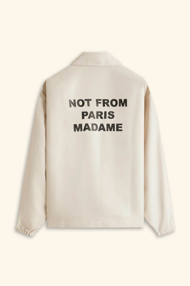 La Veste Slogan(라 베스트 슬로건)은 봄, 가을에 어울리는 공용 코치 재킷입니다. 클래식과 캐주얼 스타일을 아우르며, 미니멀한 룩을 연출하기 좋습니다. 방수 기능이 있는 얇은 두께의 나일론 소재로 제작되었으며, 레귤러 핏으로 편안하게 착용할 수 있습니다. 화이트, 아이보리 두 가지 색상으로 출시되었으며, 슬로건 프린트와 로고 각인 스냅 버튼이 특징입니다. 일상복은 물론 봄 소풍룩, 캠핑룩 등 다양한 TPO에 활용 가능합니다.
