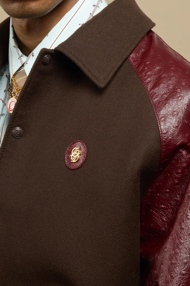 La Veste 테디 울 & 가죽 자켓은 가을과 겨울, 일상에서 클래식하고 스포티한 스타일을 연출하기에 적합한 남성용 바시티 재킷입니다. 브라운과 버건디 두 가지 색상으로 제공되며, 부드러운 촉감의 양가죽 래글런 소매와 울 소재의 조화가 돋보입니다. 셔츠 칼라, 가슴 D 미러 가죽 패치, 래글런 포켓 2개, 투톤 립 트리밍 등의 디테일이 고급스러움을 더합니다. 레귤러핏으로 제작되어 데이트룩, 모임룩, 출근룩 등 다양한 TPO에 활용 가능합니다. 두꺼운 두께감으로 보온성을 높여 겨울철에도 따뜻하게 착용할 수 있습니다.
