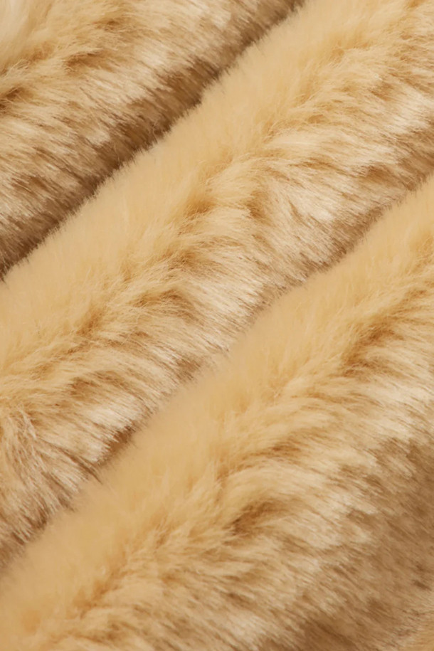 La Fausse Fourrure(라 포스 퍼) 슬로건 자켓은 여성들을 위한 캐주얼, 스트릿 스타일의 페이크 퍼 자켓입니다. 가을, 겨울 시즌에 어울리는 두꺼운 두께감과 부드러운 촉감이 특징이며, 베이지 컬러의 무지 디자인으로 어떤 룩에도 쉽게 매치할 수 있습니다. 크롭 기장에 지퍼 여밈 방식으로 디자인되었으며, 루즈핏으로 편안한 착용감을 선사합니다. 밴딩 밑단, 사이드 포켓, 뒷면 자카드 슬로건, 브랜디드 지퍼 디테일이 돋보이며, 모임룩 및 연말 모임룩에 활용하기 좋습니다.
