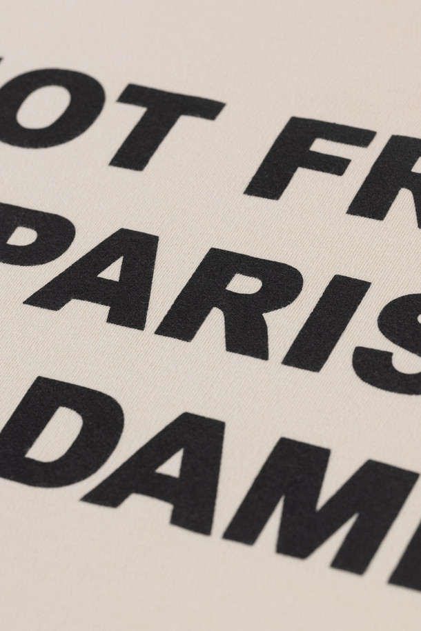 "Le 티셔츠 슬로건"은 미니멀하고 베이직한 스타일을 추구하는 분들을 위한 반소매 티셔츠입니다. 부드러운 촉감의 면 소재에 얇은 두께감으로 봄, 여름철 산뜻하게 착용하기 좋습니다. 라운드넥 디자인과 레귤러핏으로 편안한 착용감을 선사하며, 슬로건 프린트가 포인트로 더해져 캐주얼하면서도 클래식한 무드를 연출합니다. 아이보리, 화이트 두 가지 색상으로 제공되며, 산책룩이나 봄 소풍룩에 매치하기 좋습니다. 240GSM 인터록 원단을 사용하여 내구성을 높였으며, 리브드 넥라인으로 깔끔한 마무리를 더했습니다.
