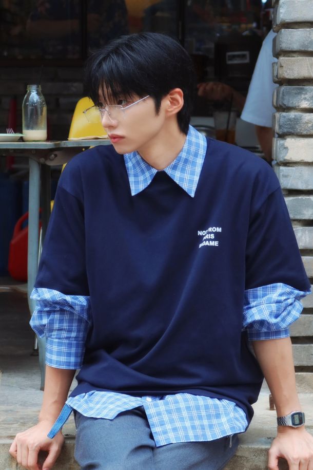 네이비 컬러의 Le T-Shirt Slogan 티셔츠입니다. 남녀 공용으로, 봄, 여름에 캐주얼하고 베이직한 스타일을 연출하기 좋습니다. 레귤러 핏에 라운드넥 디자인으로 편안하게 착용할 수 있으며, 부드러운 촉감의 면 소재를 사용하여 뛰어난 착용감을 선사합니다. 인터록 원단을 사용하고, 앞뒤 슬로건 프린트와 리브드 넥라인으로 포인트를 더했습니다. 일상에서 미니멀하고 클래식한 무드를 즐겨보세요.
