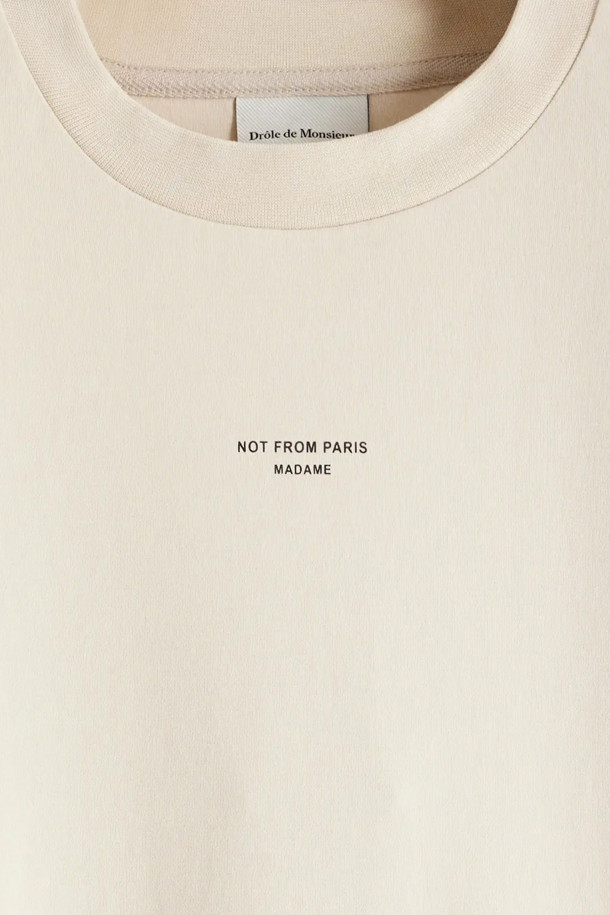 Le 티셔츠 슬로건 클래식은 면 100% 소재의 라운드넥 반소매 티셔츠입니다. 봄, 여름 시즌에 어울리는 데일리 아이템으로, 인터록 원단을 사용하여 부드러운 촉감을 선사합니다. 앞, 뒤 슬로건 프린트와 리브드 넥라인 디테일이 돋보이며, 240GSM으로 제작되어 탄탄한 내구성을 자랑합니다. 동네 마실룩, 여행룩, 캐주얼 스타일은 물론 클래식, 스트리트 무드까지 소화 가능한 활용도 높은 티셔츠입니다. 화이트 컬러의 기본 디자인으로 어떤 하의와도 쉽게 매치할 수 있습니다.
