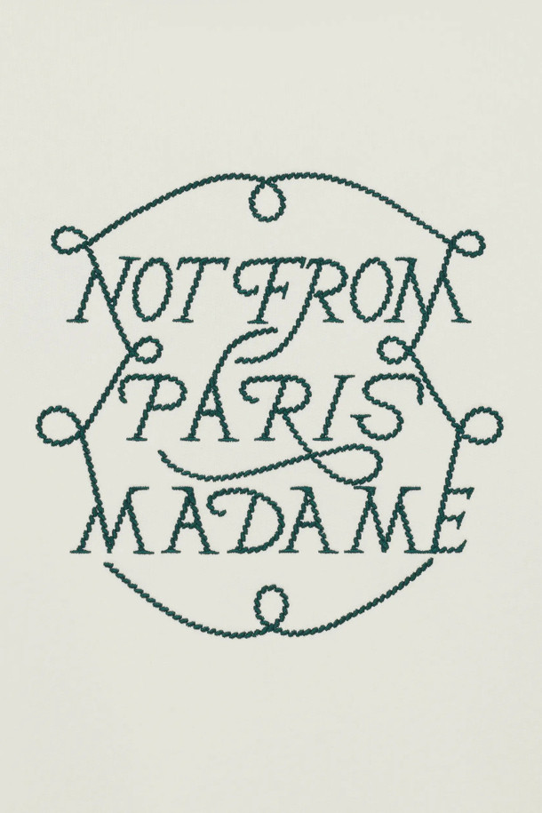 Le 후디 슬로건 트레스는 부드러운 면 소재로 제작되어 편안한 착용감을 선사합니다. 릴랙스 핏으로 제작되어 여유로운 실루엣을 연출하며, 프렌치 테리 원단과 두꺼운 두께로 보온성을 높였습니다. 왁스 팁 드로스트링 후드, 캥거루 포켓, 리브드 밑단 및 소맷단 디테일이 돋보입니다. 화이트 컬러에 자수 로고 패턴으로 스트릿, 캐주얼 스타일을 모두 소화 가능하며, 봄, 가을, 겨울 시즌에 활용하기 좋습니다. 집콕룩, 산책룩, 캠핑룩 등 다양한 TPO에 활용할 수 있는 데일리 후드티입니다.
