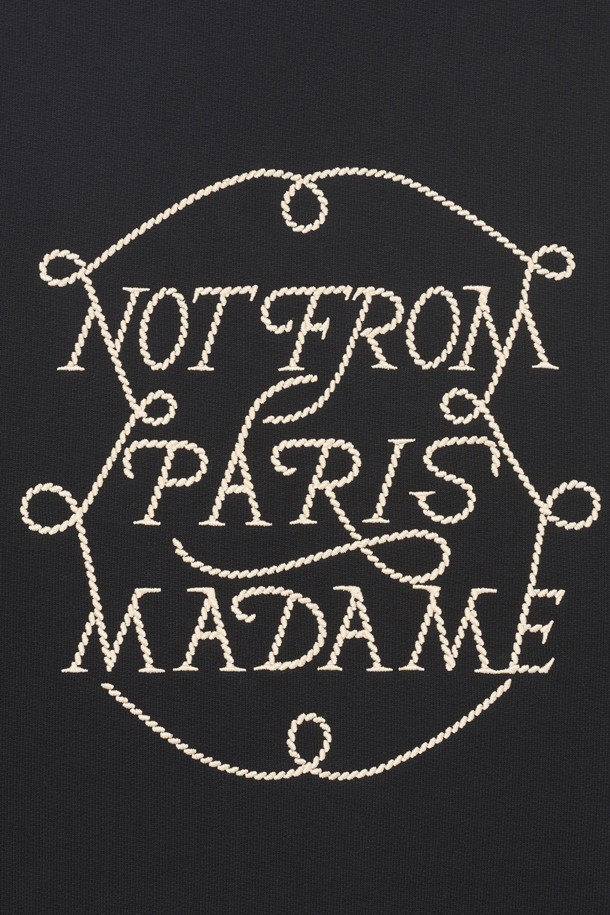 '르 스웻셔츠 슬로건 뜨헤스'는 부드러운 면 소재에 430GSM의 두꺼운 두께감으로 제작되어 포근함을 선사하는 스웻셔츠입니다. 블랙 컬러에 릴랙스 핏으로 편안한 착용감을 제공하며, 라운드넥과 긴 소매, 리브드 소맷단 및 밑단 마감으로 디자인되었습니다. 캐주얼, 스트리트, 미니멀 스타일을 모두 아우르며, 자수 로고 패턴이 돋보입니다. 집콕룩, 산책룩 등 다양한 TPO에 활용 가능하며, 봄, 가을, 겨울 계절에 적합합니다.
