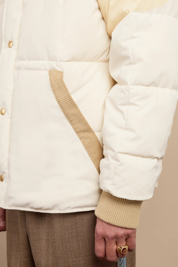 La Doudoune Matelassee (라 두두네 마트라세) 퀼팅 자켓은 가을과 겨울, 일상복으로 활용하기 좋은 아우터입니다. 화이트, 브라운 두 가지 색상으로 출시되었으며, 스포티하고 스트릿한 스타일을 연출할 수 있습니다. 퀼팅 패턴에 크롭 기장, 스냅 여밈, 레귤러핏 디자인이 돋보입니다. 코듀로이 셔츠 칼라와 파이핑 포켓, 배색 립 커프스가 특징이며, 체스트 부분에는 톤온톤 미러드 'D' 자수 디테일이 있습니다. 프리마로프트 충전재를 사용하여 두꺼운 두께감으로 보온성을 높였습니다.
