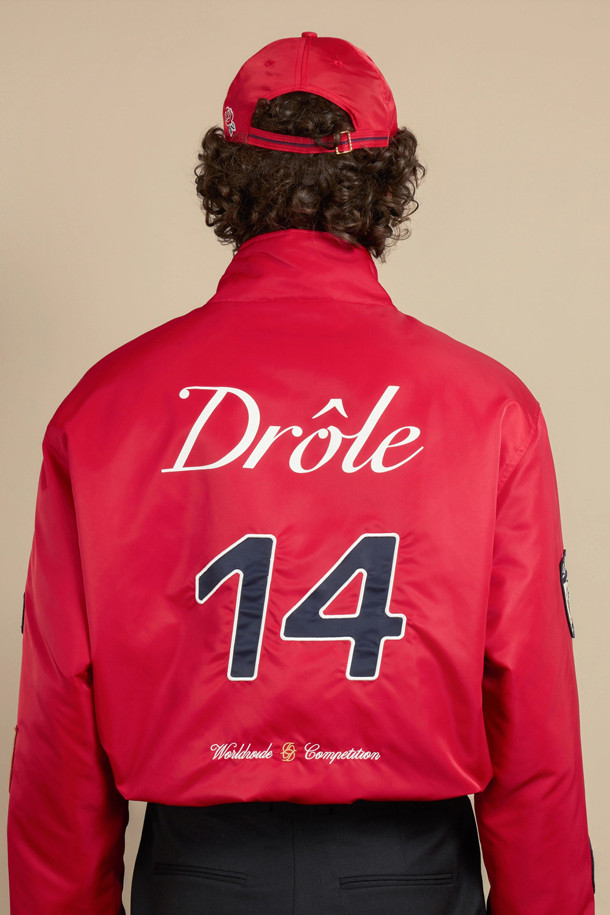 경주 재킷 (라 베스트 콩쿠르)는 일상과 여행, 산책 등 다양한 TPO에 활용하기 좋은 재킷입니다. 스포티하면서도 스트릿 무드를 연출하며, 전면에 '재미있는' 프린트와 레이싱 패치가 돋보이는 디자인입니다. 나일론 소재로 제작되어 봄, 가을에 착용하기 좋으며, 긴 소매와 레귤러핏으로 편안한 착용감을 선사합니다. 스탠드업 칼라와 히든 하프 지퍼, 4개의 음각 스냅 버튼, 밑단 및 소매 밴딩 처리로 디테일을 더했습니다. 레귤러 기장의 레드 컬러로, 개성 있는 스타일을 완성해보세요.