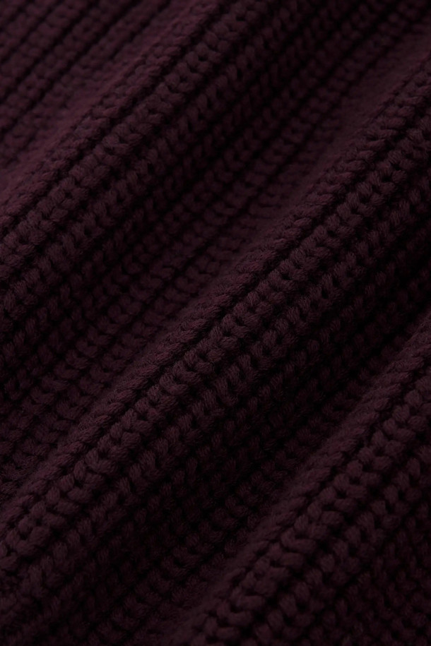 La Maille Slogan(라 마이으 슬로건)은 부드러운 촉감의 프리미엄 메리노 울 100%로 제작된 남성용 니트 스웨터입니다. 가을과 겨울에 어울리는 두꺼운 두께감과 루즈핏 디자인으로 편안한 착용감을 선사하며, 라운드넥과 긴소매 기장으로 베이직하면서도 캐주얼한 스타일을 연출합니다. 버건디 컬러에 청키 니트 소재를 사용하여 포근함을 더하고, 저지 요크 부분의 슬로건 자수와 소매 및 밑단 골지 마감으로 포인트를 주었습니다. 출근룩, 모임룩 등 다양한 TPO에 활용 가능하며, 캐주얼, 클래식, 미니멀 스타일을 즐겨 입는 남성분들께 추천합니다.
