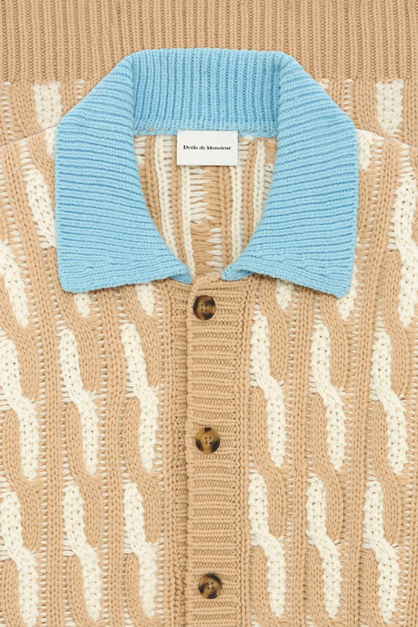 "더 가디건 토르사드 바이컬러"는 부드러운 울 소재의 남성용 니트 가디건입니다. 오프화이트와 베이지 두 가지 색상으로 출시되었으며, 가을과 겨울에 따뜻하게 착용할 수 있습니다. 케이블 및 골지 패턴으로 포인트를 주었으며, 레귤러 핏에 칼라넥 디자인으로 캐주얼하면서도 클래식한 분위기를 연출합니다. 배색 골지 카라와 앞면 6개의 버튼, 2개의 포켓, 그리고 뒷면의 '드롤' 라벨이 특징입니다. 데이트룩, 모임룩, 그리고 미니멀한 스타일을 즐기는 분들께 추천합니다.